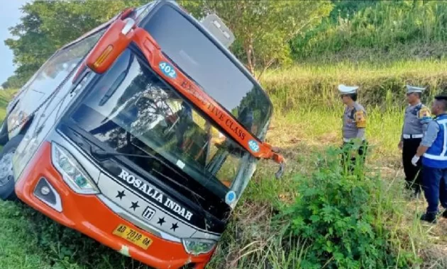 Bus Rosalia Indah Kecelakaan di Tol Batang